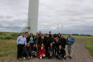 Experten und TeilnehmerInnen beim Besuch der Windfarm